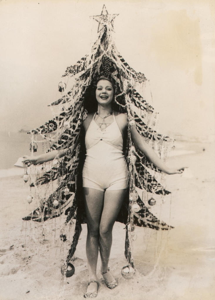 UNSPECIFIED - JANUARY 01: Beauty queen as Christmas tree: Girl in her bathing suit with Christmas tree dressing on a Californian beach. Photography, around 1930. (Photo by Imagno/Getty Images) [Schoenheitskoenigin als Christbaum: Maedchen in Badeanzug mit Weihnachtsbaumdekoration an einem kalifornischen Strand. Photographie, um 1930.]